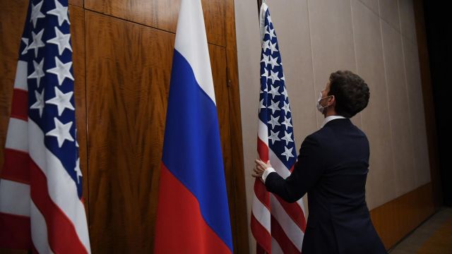 Флаги России и США