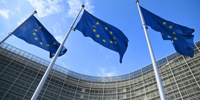 Флаги с символикой Евросоюза у здания Еврокомиссии в Брюсселе.