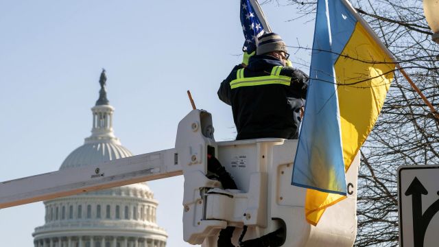 Флаги США и Украины на Пенсильвания-авеню в Вашингтоне. Архивное фото