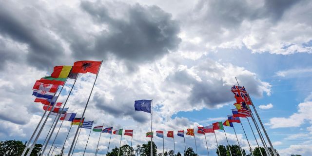 Флаги стран-членов НАТО перед штаб-квартирой НАТО в Брюсселе