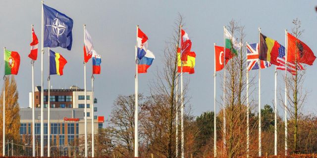 Флаги стран НАТО перед штаб-квартирой организации в Брюсселе