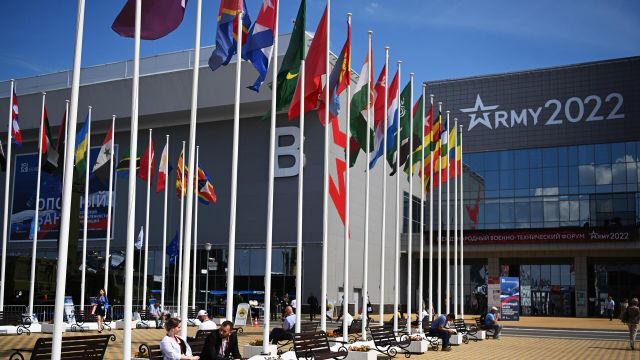 Флаги стран-участниц международного военно-технического форума "Армия-2022" в Конгрессно-выставочном центре "Патриот"