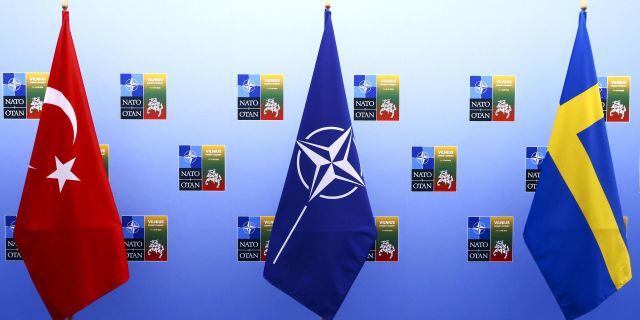 Флаги Турции, Швеции и НАТО