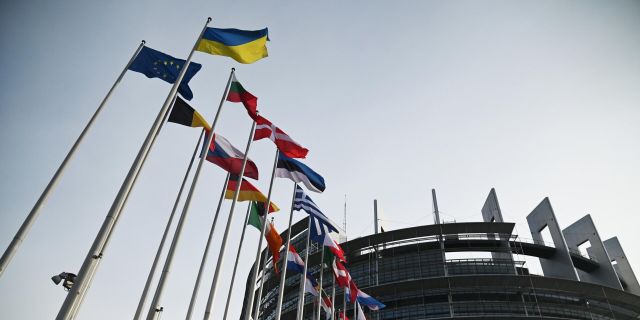 Флаги у здания Европарламента в Страсбурге