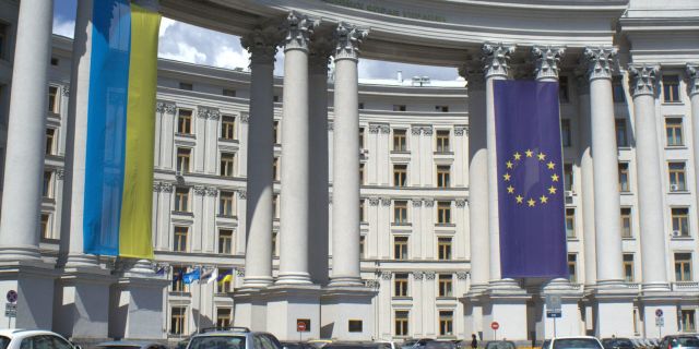 Флаги Украины и ЕС на здании МИД Украины