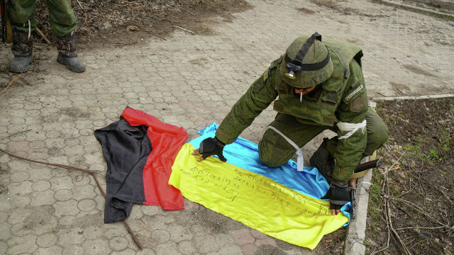 Флаги Украины и "Правого сектора"*, найденные в бывшем расположении ВСУ под Мариуполем