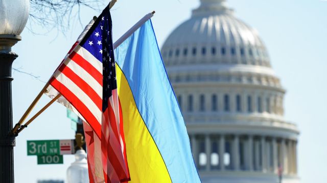 Флаги Украины, США