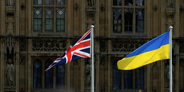 Флаги Великобритании и Украины на фоне Вестминстерского дворца в Лондоне