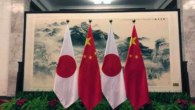 Флаги Японии и Китая в Доме народных собраний