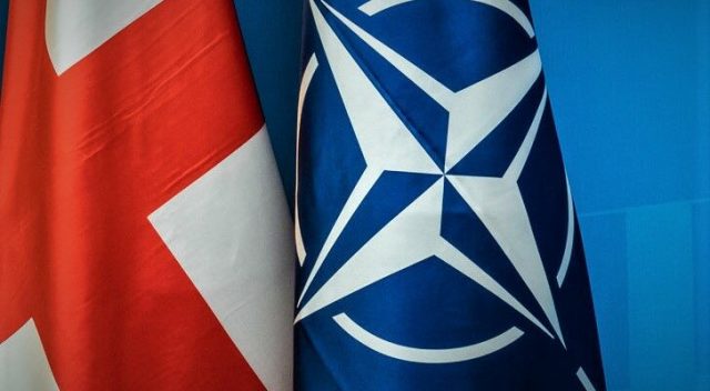 Флаги Грузии и НАТО