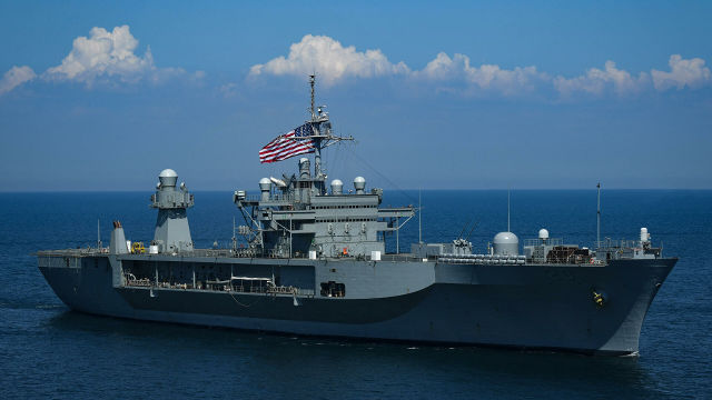 Флагман Шестого флота ВМС США Mount Whitney в порту Батуми