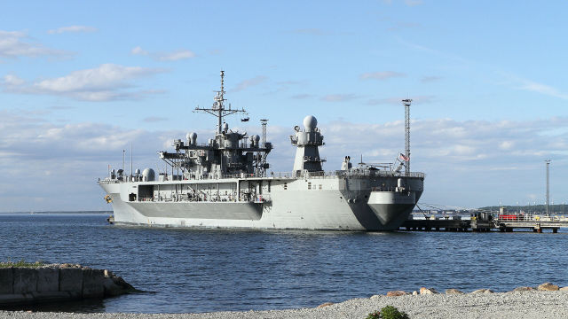Флагманский корабль шестого флота США Mount Whitney, прибывший для участия в международных учениях ВМС НАТО Baltops, в порту Таллина. Июнь 2016 года