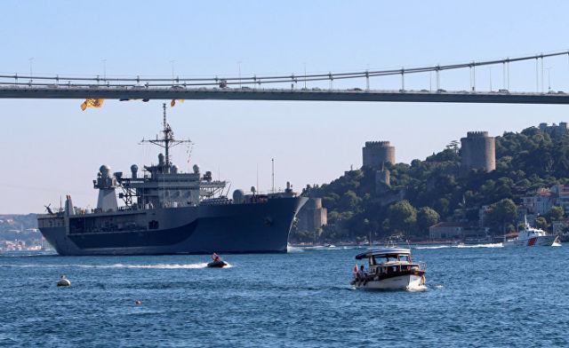 Флагманский корабль Шестого флота США USS Mount Whitney на пути к Черному морю. 7 июля 2018