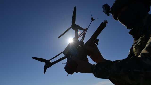FPV дрон-камикадзе в руках военнослужащего