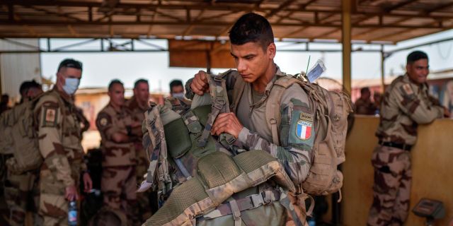 Французские солдаты покидают базу в Гао, Мали, 9 июня 2021 года.