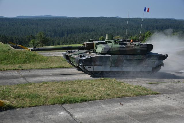 Французский танк Leclerc во время учений в Германии