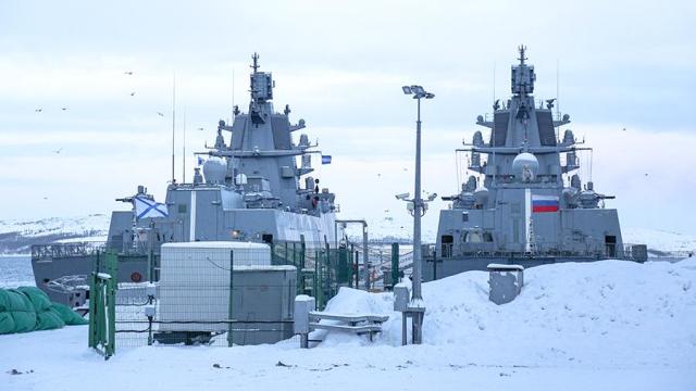Фрегат 22350 «Адмирал Касатанов» (справа) и головной фрегат проекта 22350 «Адмирал Горшков» у причала в городе Североморске
