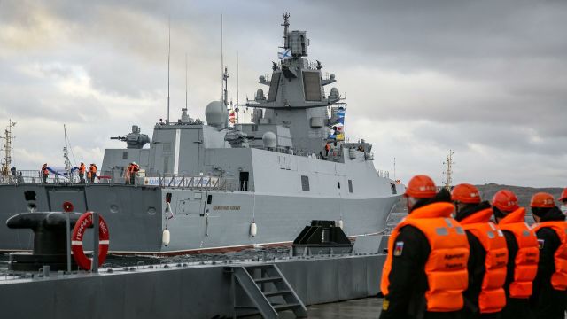 Фрегат проекта 22350 "Адмирал флота Касатонов" в порту Североморска