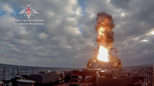 Фрегат Тихоокеанского флота "Маршал Шапошников" во время пуска противолодочного комплекса "Ответ"
