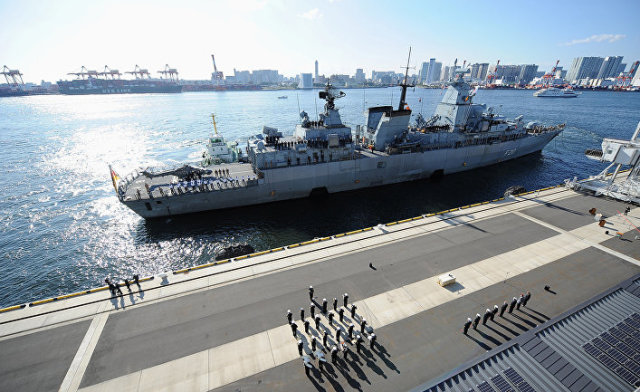 Фрегат ВМС Германии «Бавария» в порту японской столицы в Кото-ку