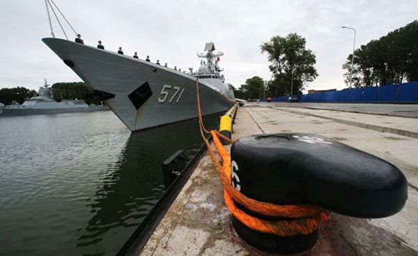 Фрегат военно-морских сил КНР "Юньчэн" в порту Балтийска, куда он прибыл в составе трех кораблей ВМС Китая для участия в российско-китайских учениях "