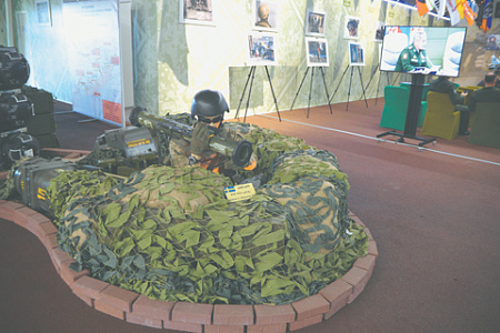 Фронт в Донбассе насыщен противотанковыми средствами, включая шведские гранатометы Carl-Gustaf, представленные в экспозиции трофейного оружия в Кубинке. Фото Владимира Карнозова