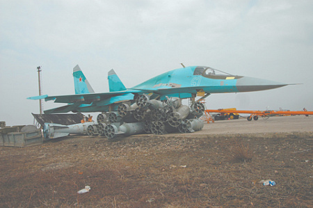 Фронтовой бомбардировщик Су-34 может поднять в воздух несколько тонн авиационных средств поражения. Фото Владимира Карнозова