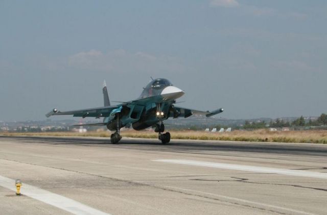 Фронтовой бомбардировщик Су-34 (бортовой номер " 25 красный" ) ВКС России в Сирии