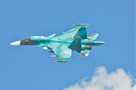 Фронтовые бомбардировщики Су-34 недавно получили новые планирующие авиабомбы с модулем коррекции траектории. Фото Владимира Карнозова