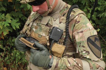 Боец Армии США с Galaxy Note II