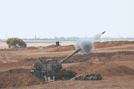 Гаубица М109 американского производства ведет огонь по сектору Газа. Аналогичные самоходки используются украинскими войсками для обстрелов Донецка. Фото Reuters
