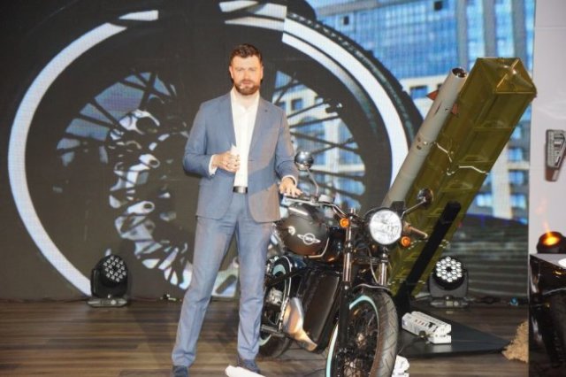 Гендиректор концернa "Калашников" Дмитрий Тaрaсов представляет зенитную ракету 3М333 и новый электрический мотоцикл ИЖ-49.