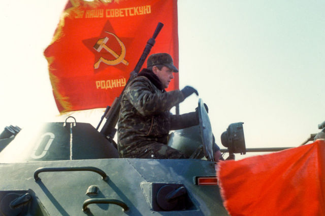 Генерал-лейтенант Борис Громов на бронетранспортере во время вывода советских войск из Афганистана на мосту в Термезе, 15 февраля 1989 года