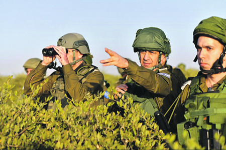 Генерал Кохави (на фото – второй справа) привык лично вникать во все нюансы складывающейся обстановки. Фото с сайта www.idf.il