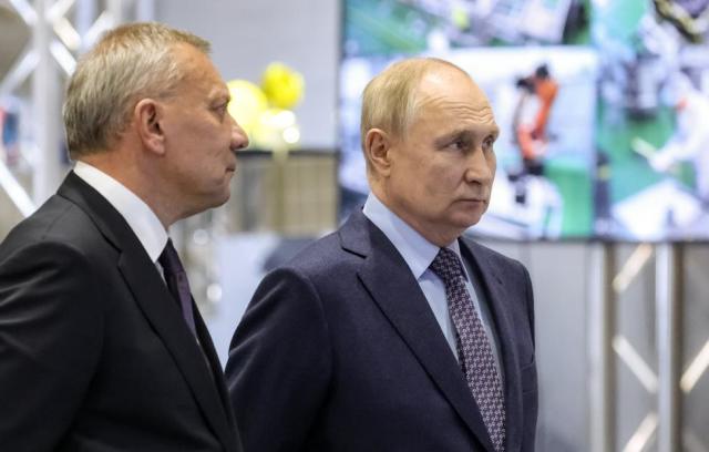 Генеральный директор Роскосмоса Юрий Борисов и президент РФ Владимир Путин