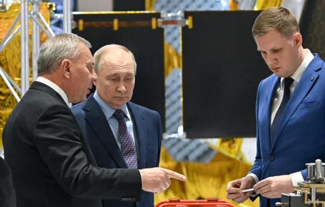 Генеральный директор Роскосмоса Юрий Борисов (слева) и президент РФ Владимир Путин