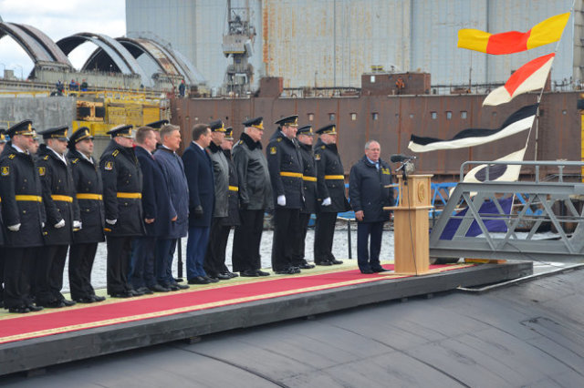 Генеральный директор "Севмаша" поздравляет экипаж "Казани" с подъемом Андреевского флага.