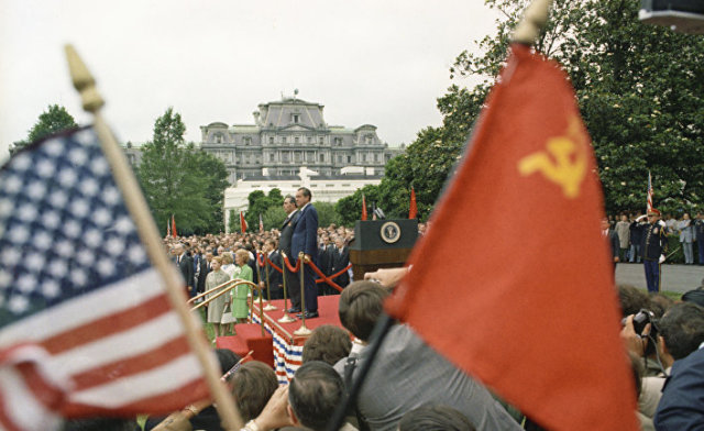 Генеральный секретарь ЦК КПСС Леонид Брежнев и президент США Ричард Никсон во время официальной встречи у Белого дома.