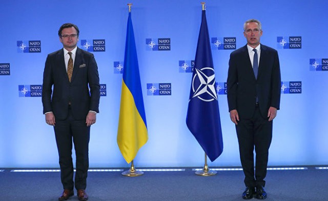 Генеральный секретарь НАТО Йенс Столтенберг и министр иностранных дел Украины Дмитрий Кулеба в штаб-квартире НАТО в Брюсселе