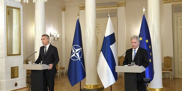 Генеральный секретарь НАТО Йенс Столтенберг и президент Финляндии Саули Ниинисте