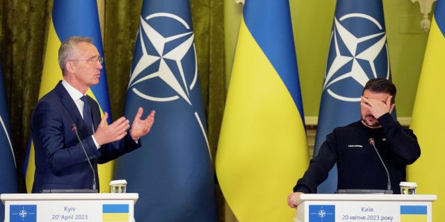 Генеральный секретарь НАТО Йенс Столтенберг и президент Украины Владимир Зеленский в Киеве. 20 апреля 2023 года.