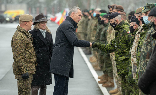 Генеральный секретарь НАТО Йенс Столтенберг инспектирует международные силы на военной базе Адажи в Латвии
