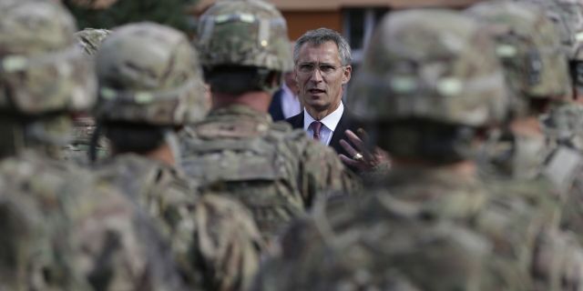 Генеральный секретарь НАТО Йенс Столтенберг разговаривает в Праге с американскими солдатами перед их отправкой на учения Brave Warrior 2015 в Венгрию