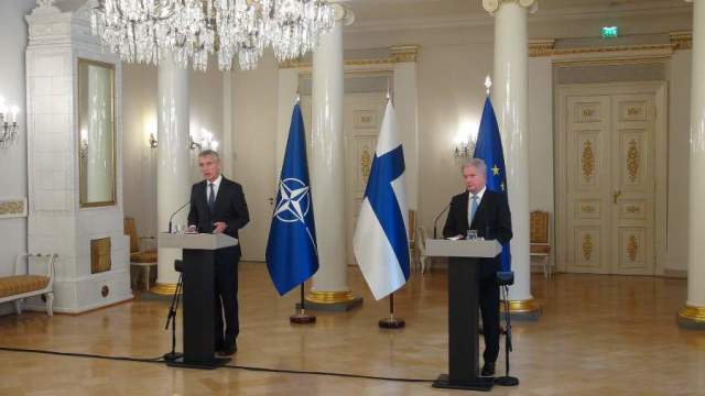 Генеральный секретарь Организации Североатлантического договора Йенс Столтенберг и президент Финляндии Саули Ниинистё на совместной пресс-конференции в Хельсинки, октябрь 2021 года