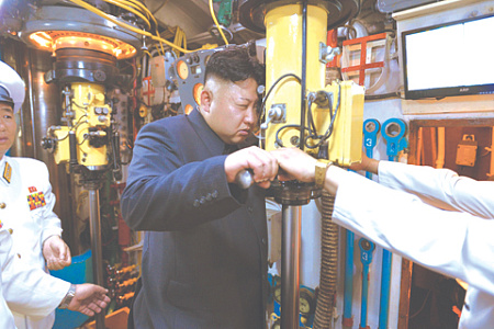 Генеральный секретарь Трудовой партии Кореи Ким Чен Ын лично курирует военные программы страны. Фото Reuters