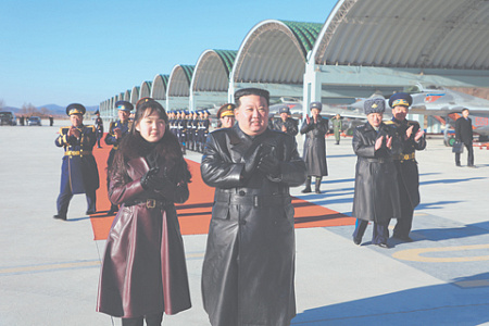 Генеральный секретарь Трудовой партии Кореи Ким Чен Ын с дочерью Ким Чжу Э на аэродроме авиаполка, вооруженного истребителями МиГ-29. Фото Reuters