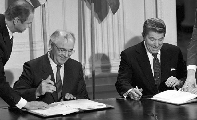 Генеральный секретарь ЦК КПСС Михаил Сергеевич Горбачев и президент США Рональд Рейган во время подписания Договора между СССР и США о ликвидации раке