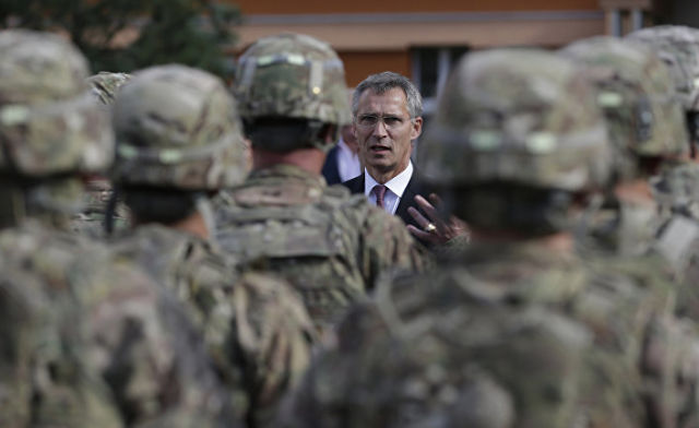 Генеральный секретарь НАТО Йенс Столтенберг разговаривает в Праге с американскими солдатами перед их отправкой на учения Brave Warrior 2015 в Венгрию