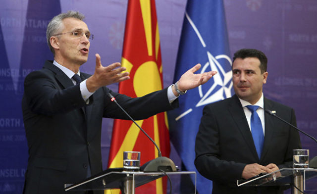 Генеральный секретарь НАТО Йенс Столтенберг во время пресс-конференции с премьер-министром Северной Македонии Зораном Заевым в Скопье