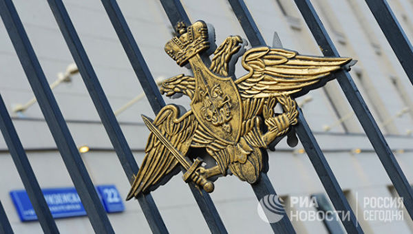 Герб на ограде здания министерства обороны РФ. Архивное фото